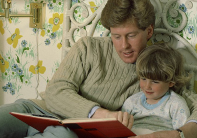 Mo 29 father reading to daughter