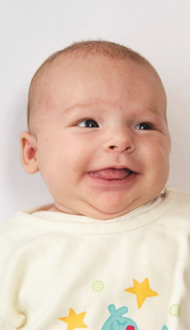 Bebé sonriente mientras mira a alguien