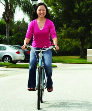 Mujer montando en bicicleta