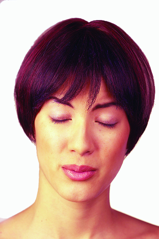 Cabeza de mujer con ojos cerrados y labios entreabiertos exhalando aire
