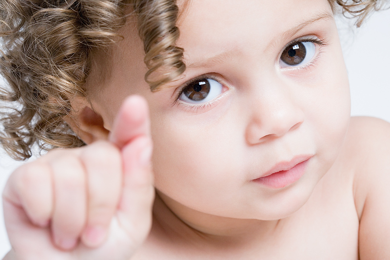 Niño pequeño observa y apunta con su dedo índice