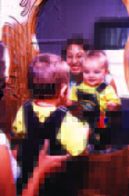 Bebé y mamá mirándose y sonriendo frente al espejo