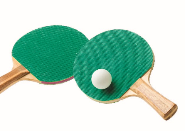 Dos raquetas y una pelota de ping-pong