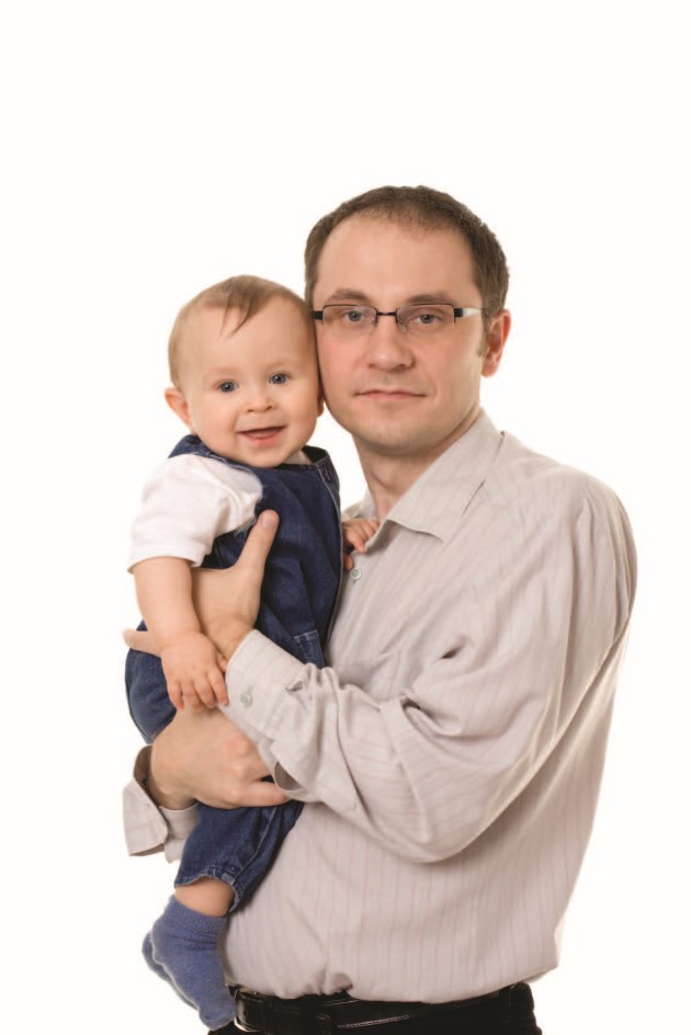 Papá cargando a su bebé sonriente