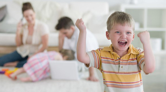 Niño pequeño grita y alza las manos