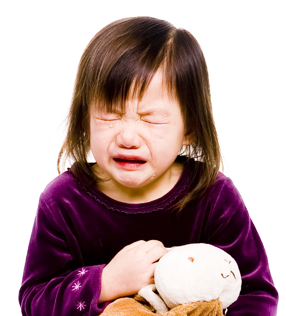Niña pequeña llora cargando un muñeco de peluche