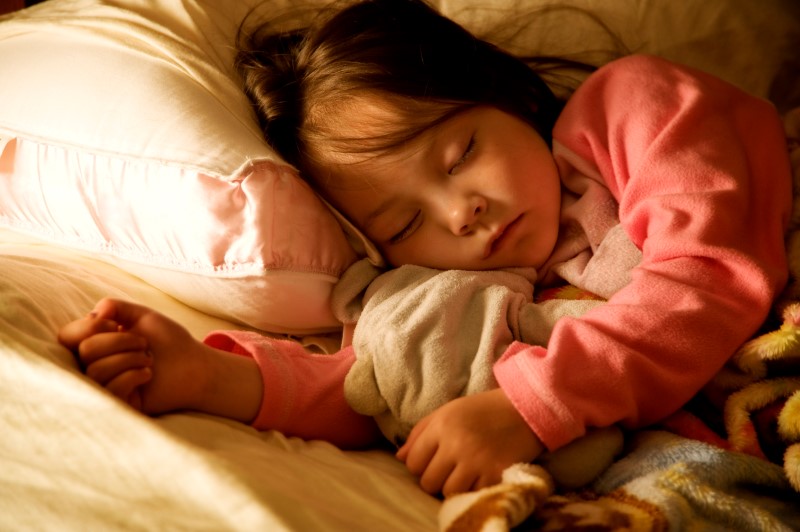Niña pequeña dormida abrazando a su cobijita