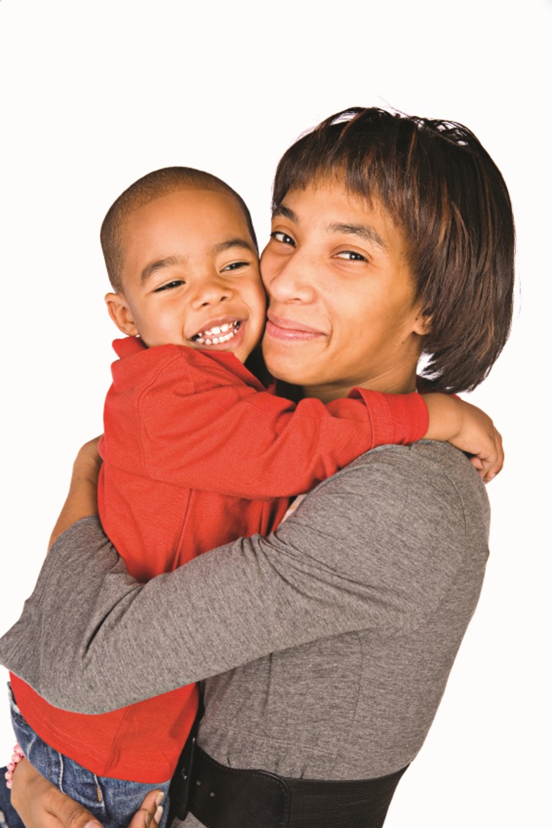 Mamá cargando a su niño ambos sonrientes